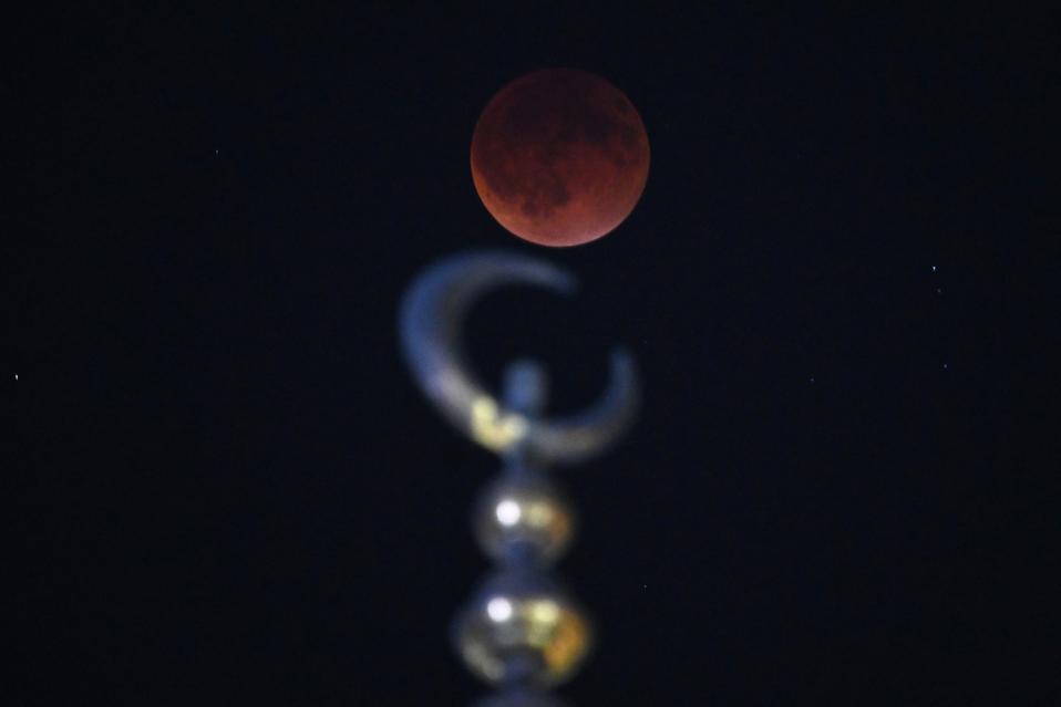 KUWAIT-ASTRONOMY-MOON-ECLIPSE