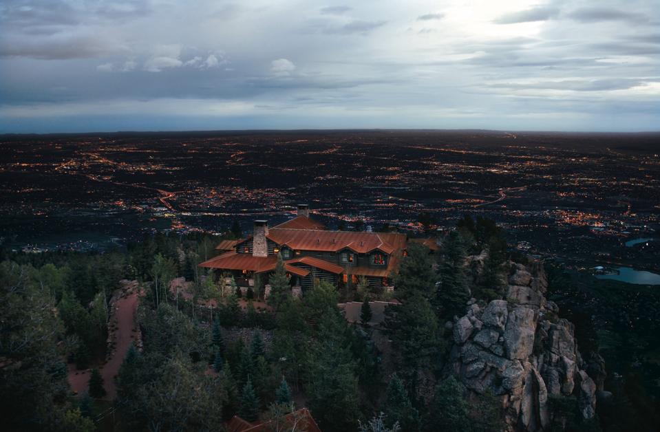 TheEdgeList2025-CloudCamp-MainLodge-CreditCloudCamp