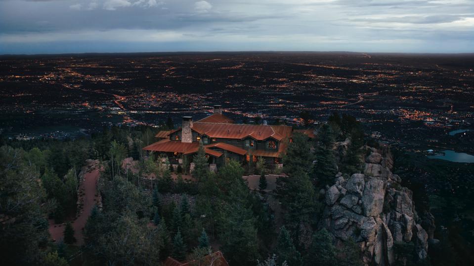TheEdgeList2025-CloudCamp-MainLodge-CreditCloudCamp