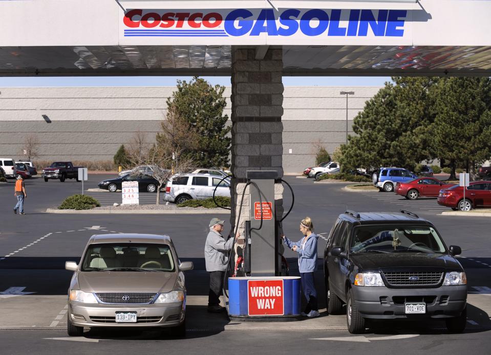 Customers pump gas at Costco in Aurora, Colorado. The American EIA says the costs of the consumer gas is the lowest level of 2005. years. (PHOTO Kathrin Scott Soctor / The Denver Post by Getty Images)
