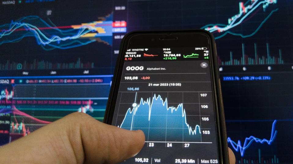 A stock chart for the 6 best dividend stocks to buy for September 2025.