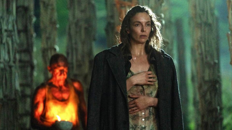 Ralph Fiennes and Jodie Comer in "28 Years Later."