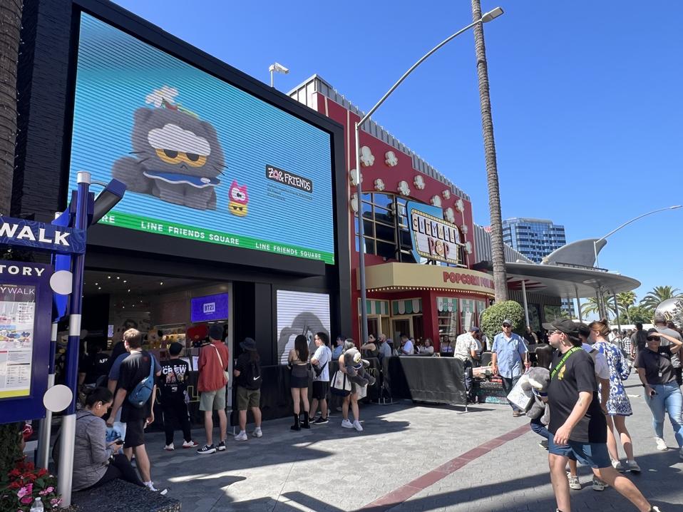Square Line Friends - Universal Citivalk Hollywood