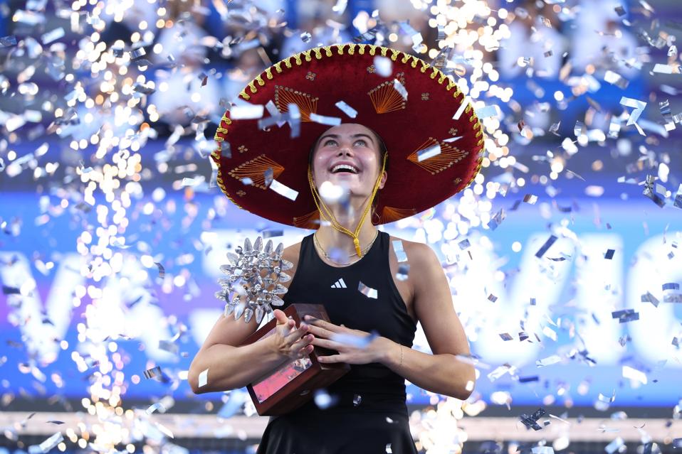 Iva Jovic celebrates winning the Guadalajara Open after beating Emiliana Arango.