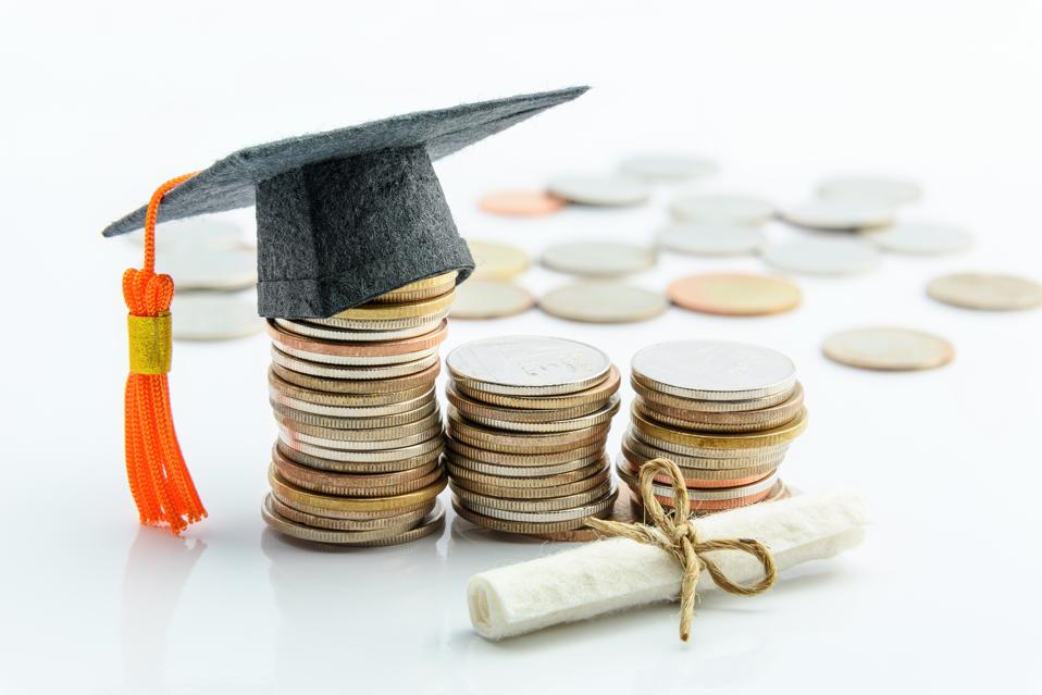 Costo de dinero ahorro o reserva de dinero para la meta y el éxito en la escuela, concepto de educación de nivel superior: monedas / efectivo en dólares estadounidenses, un límite de graduación negro o un sombrero, un certificado / diploma en fondo blanco.