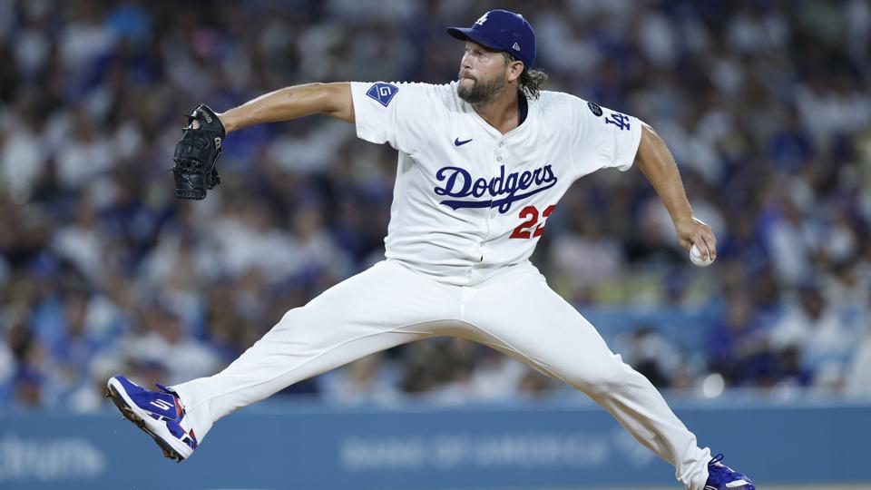 Clayton Kershaw throwing a pitch against the San Francisco Giants