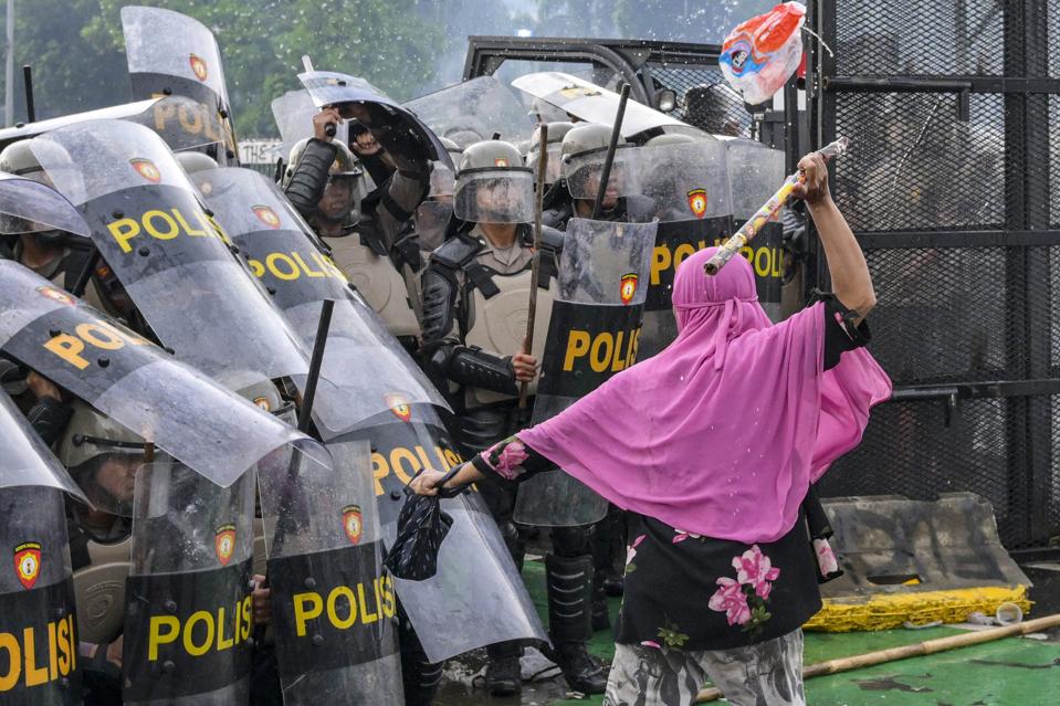 TOPSHOT-INDONESIA-POLITICS-LABOUR-PROTEST