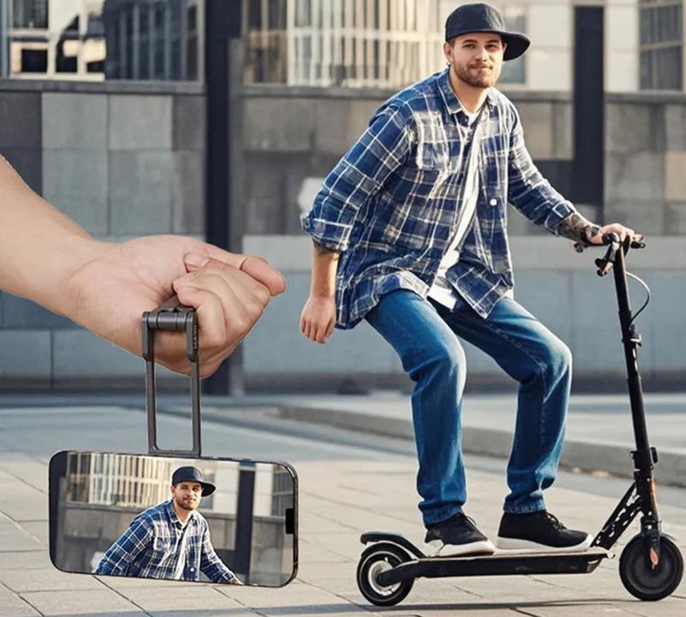 Ulanzi MA38 and scooter rider