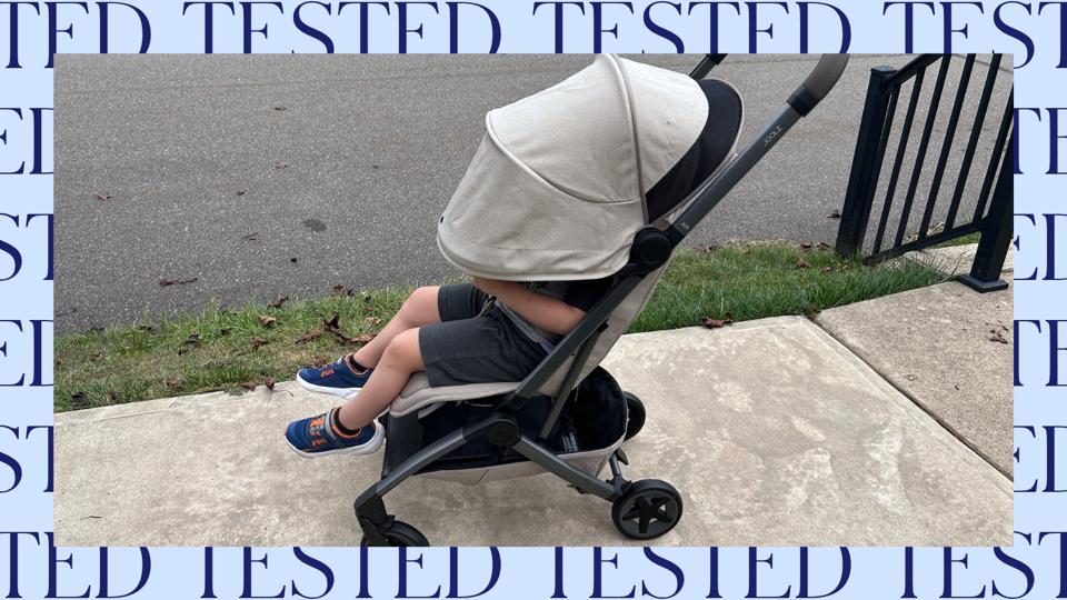 Toddler sitting in the Joolz Aer2 stroller