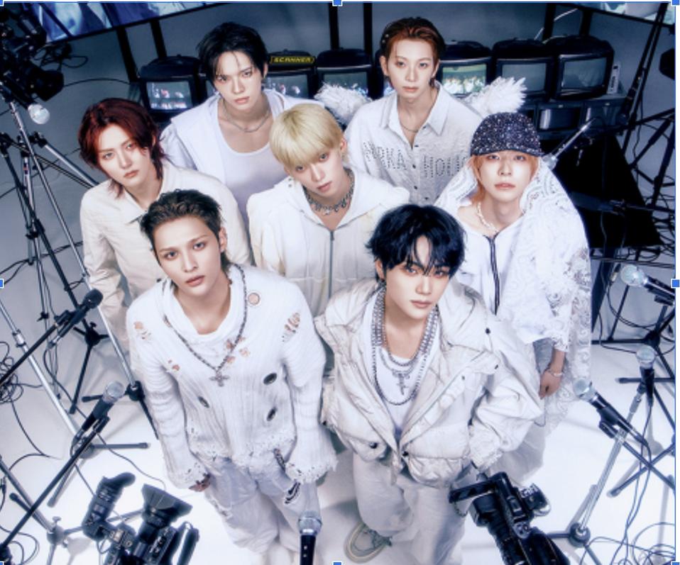 All seven members of Ampers&Onew.