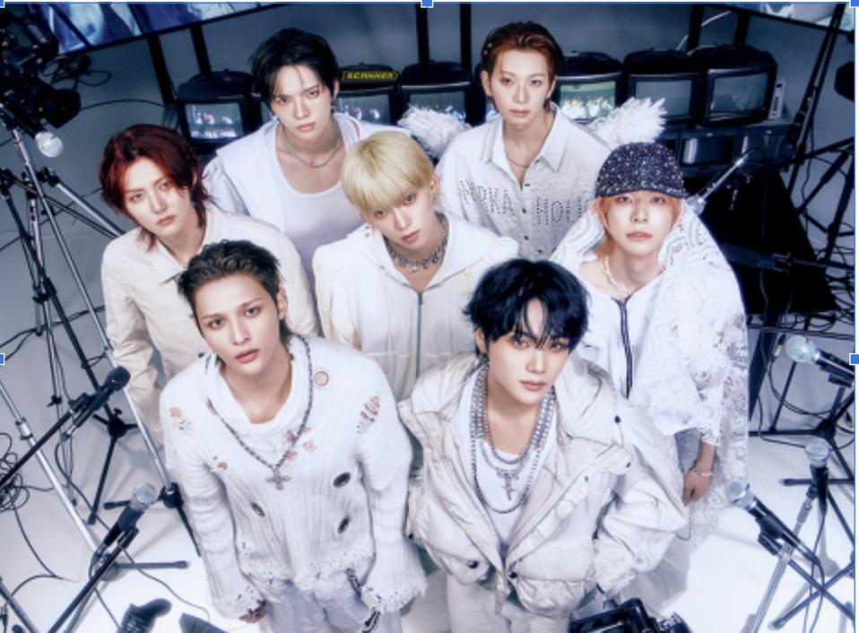 All seven members of Ampers&Onew.