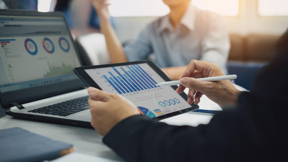 Dos empresarios consultan el resultado del flujo de efectivo financiero de la empresa. Concepto para el trabajo en equipo de la reunión corporativa y el Fondo de Economía.