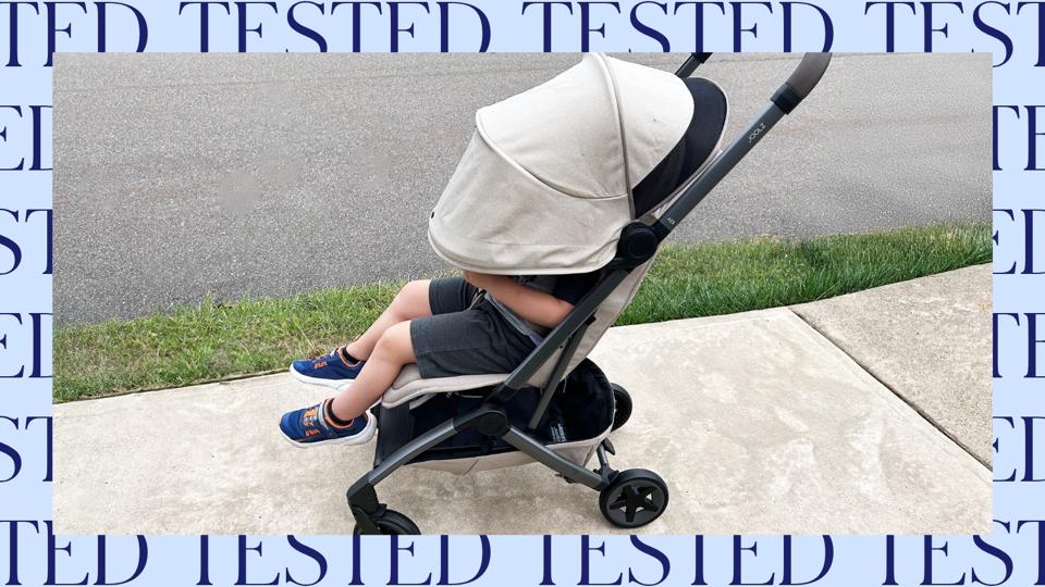 Toddler sitting in the Joolz Aer2 stroller on a sidewalk
