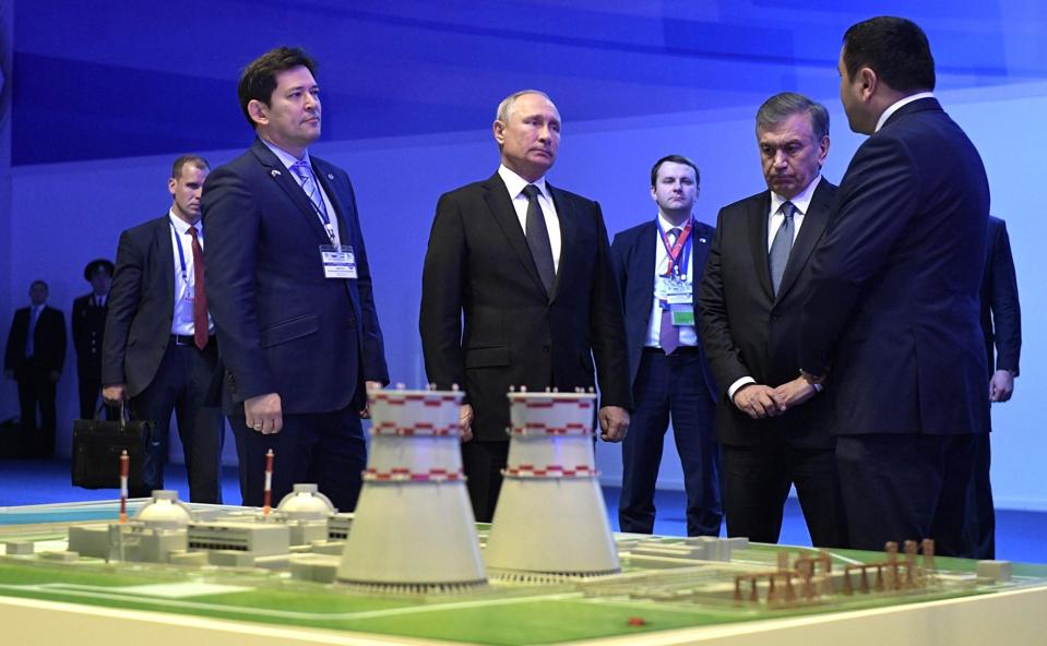 Russian President Vladimir Putin, center, and Uzbek President Shavkat Mirziyoyev, right