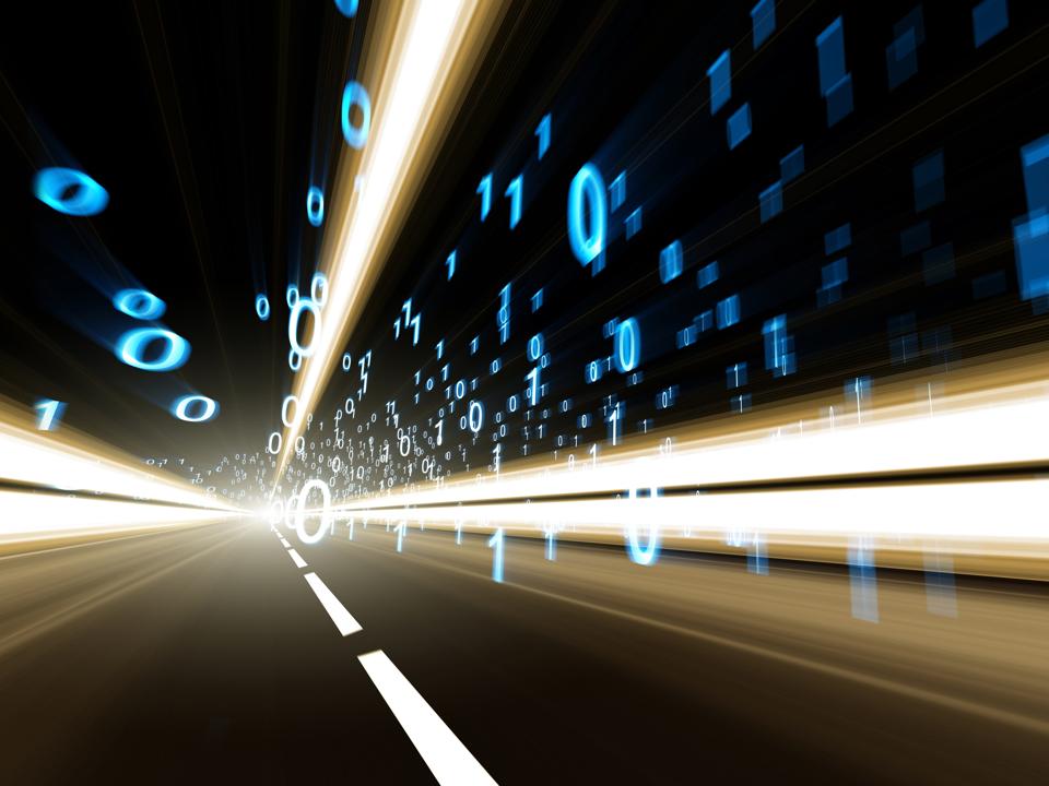 Illustration numérique du code binaire flottant sur une autoroute. Concept de trafic numérique élevé.