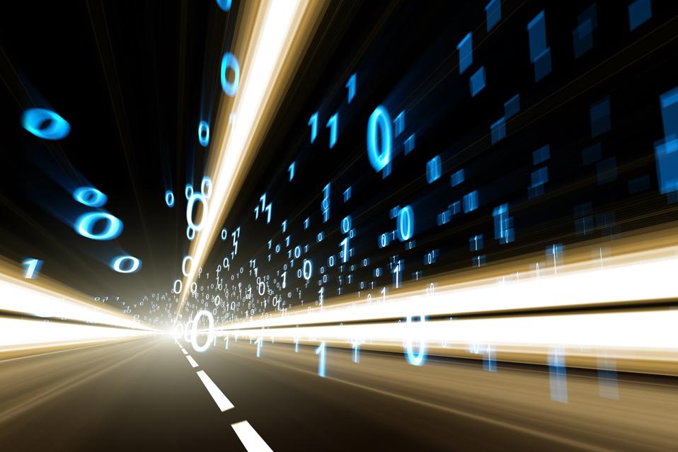 Illustration numérique du code binaire flottant sur une autoroute. Concept de trafic numérique élevé.
