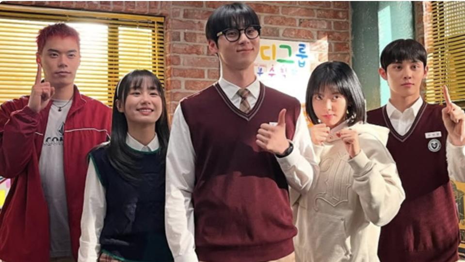 A group of Korean high school students two girls and three boys.