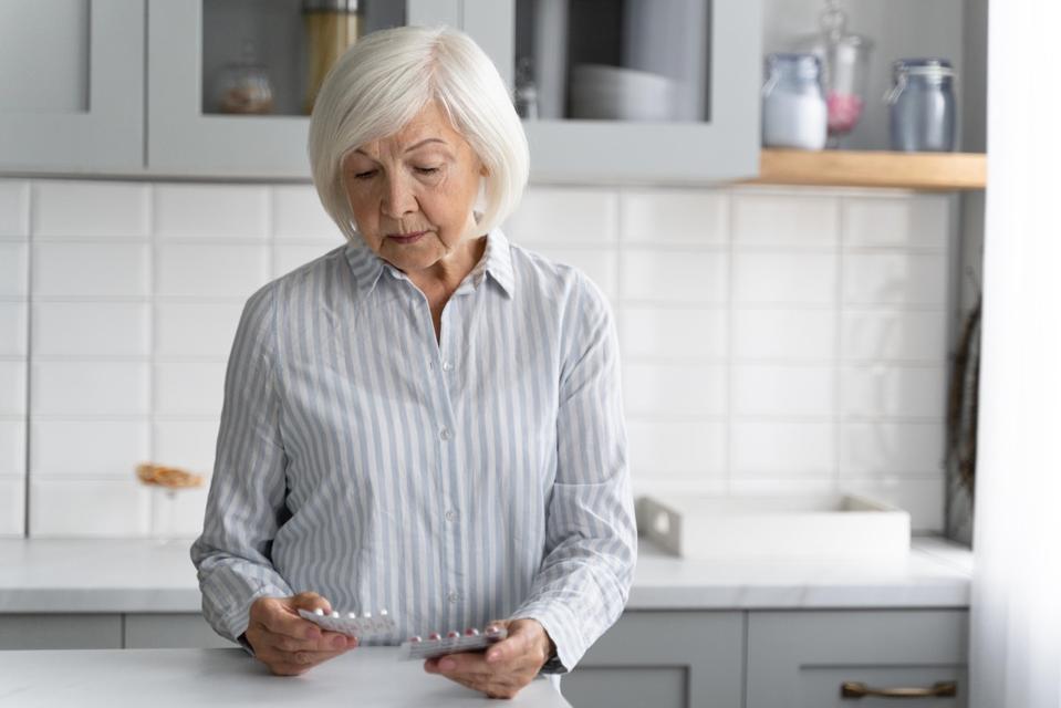 portrait-senior-woman-with-alzeihmer Large