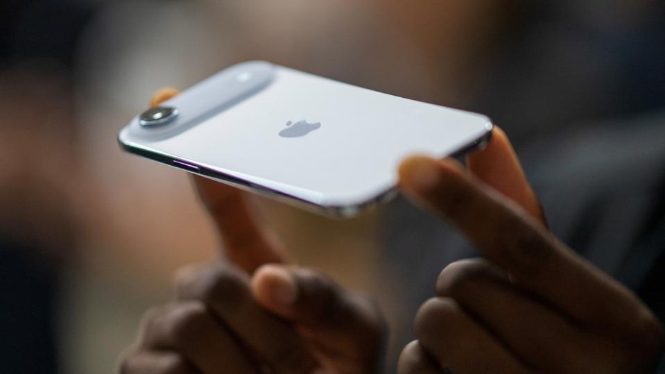 CORRECTION / US-TECHNOLOGY-AI-APPLE