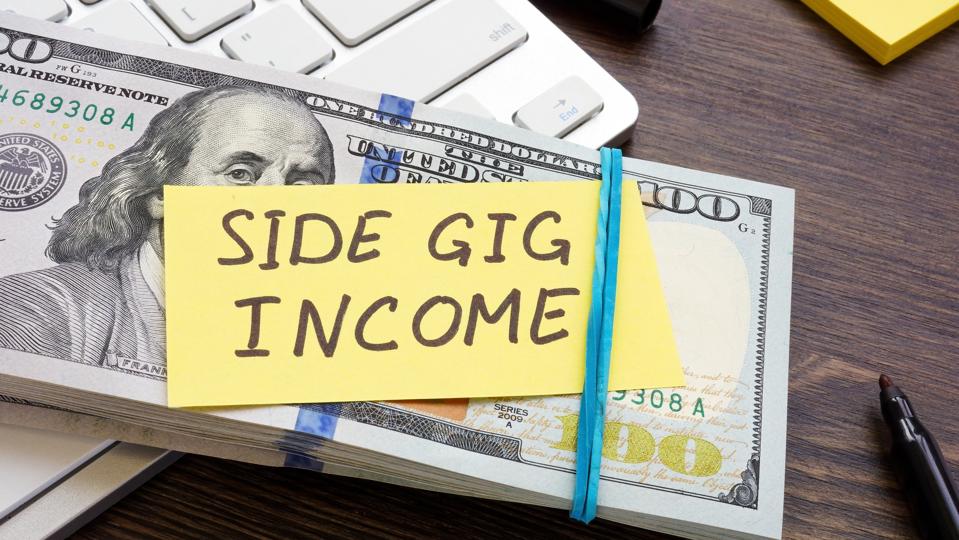 A stack of money and an inscription Side gig income on it.