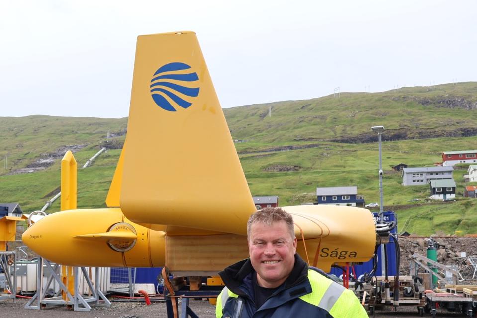 Minesto's CEO in front of the tidal kite to be used in Faroe island's fjords