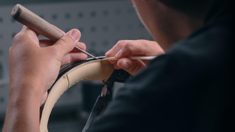 MANUFAKTUR stitches leather that encases dense padding around the rim. 