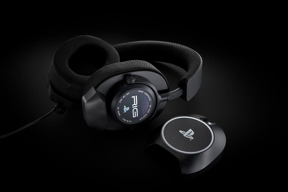 RIG Spear R5 snap and lock technology, showing an earpiece plastic cap removed from the headphones.
