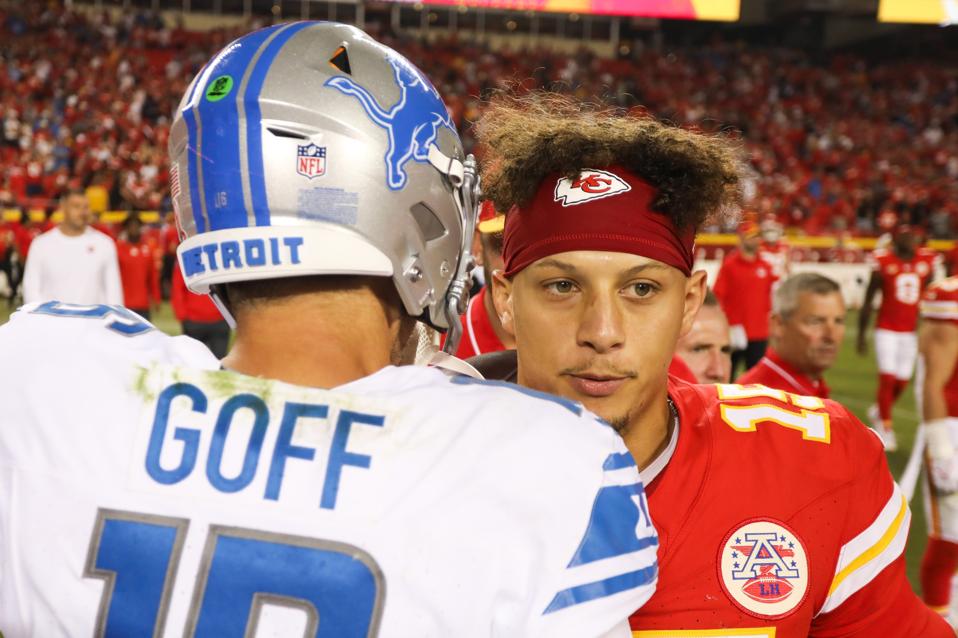 Quarterbacks Jared Goff and Patrick Mahomes chat after a Lions win.