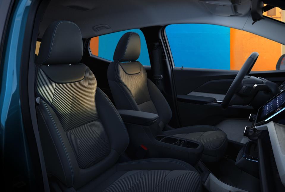 MY27_Chevrolet_Bolt_MCM_LT_PassFront