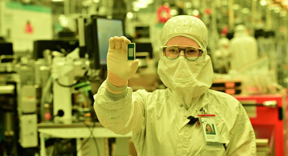 Intel Chip Fab Tech Holds Panther Lake CPU On Arizona Fab 52 Plant Floor