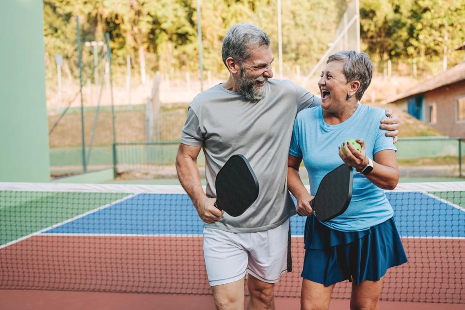 pareja mayor, juego, pickleball