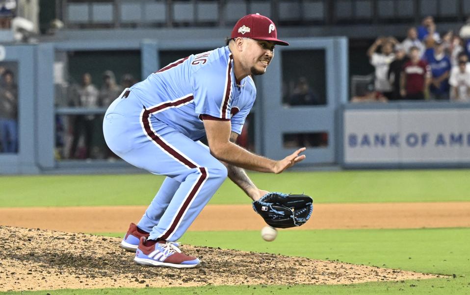 Los Angeles Dodgers defeated the Philadelphia Phillies 2-1 in 11 innings to win game 3 and the NLDS.