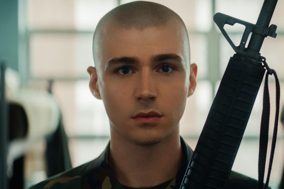 Boots é baseado em história real? Conheça inspiração da série da Netflix A série Boots, lançada pela Netflix neste mês, não é apenas uma ficção sobre jovens fuzileiros nos anos 1990. Ela nasce de uma história verdadeira. Boots é baseado em história real? Conheça inspiração da série da Netflix