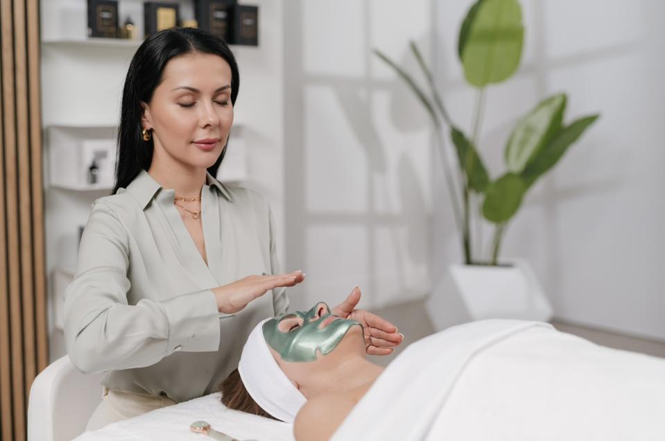 Lejla Cas, founder of KNESKO, performing a Reiki Facial.