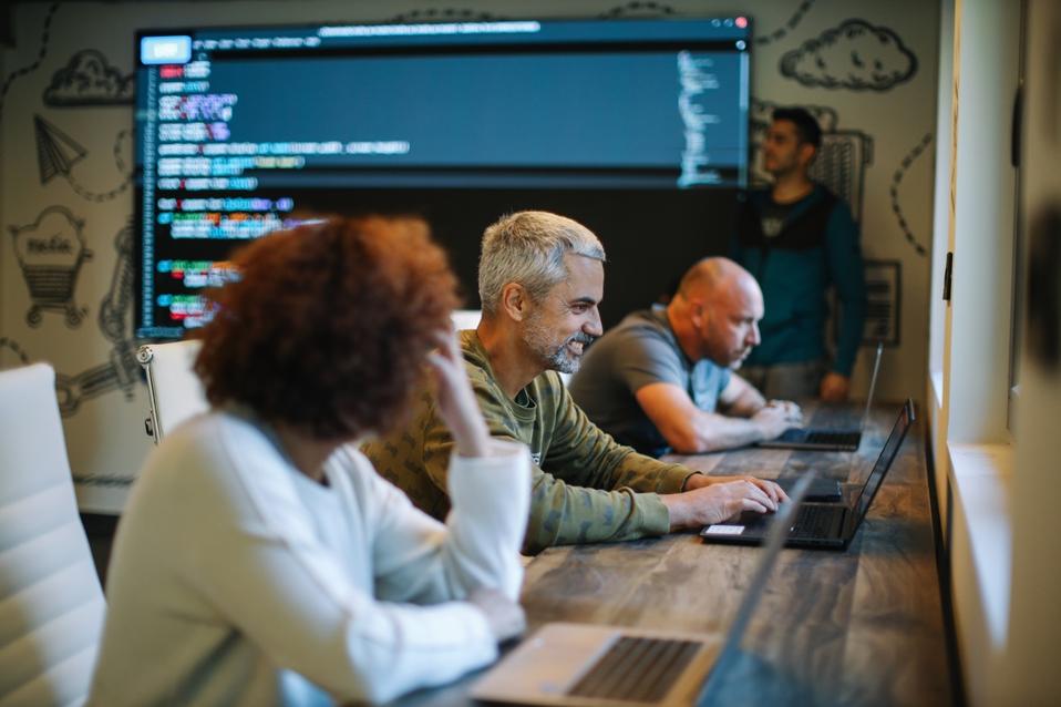 Un groupe de développeurs de logiciels et d'ingénieurs travaillant dans un espace de coworking.