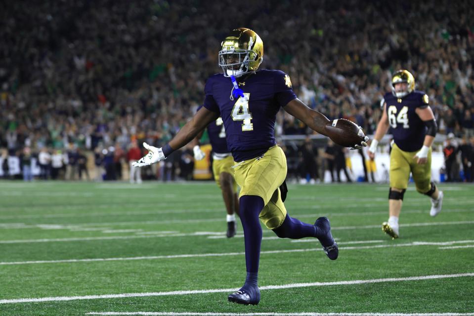 Notre Dame 34, USC 24 — Love breaks stadium mark