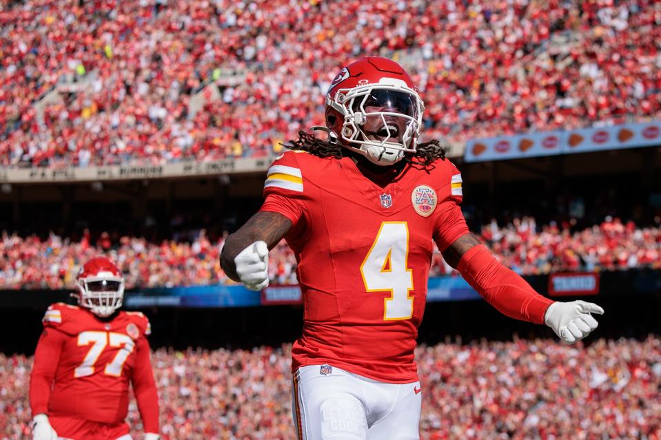 राशी राइस ने अपने पहले गेम में टचडाउन स्कोर करके जश्न मनाया।