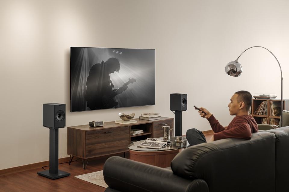 KEF Coda W_lifestyle image_Dark Titanium_SQ1 floor stand