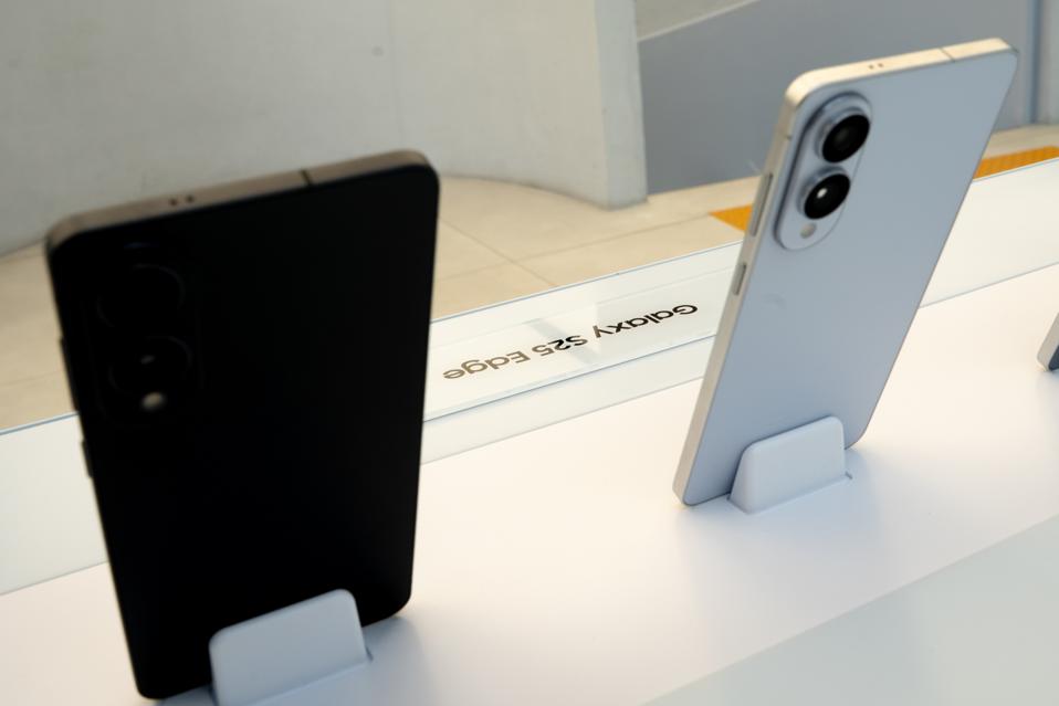 New Samsung Galaxy S25 Edge displayed in Seoul