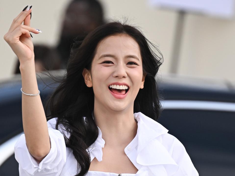 क्रिश्चियन डायर: बाहरी आगमन - पेरिस फैशन वीक - महिला परिधान पतझड़/सर्दी 2025-2026