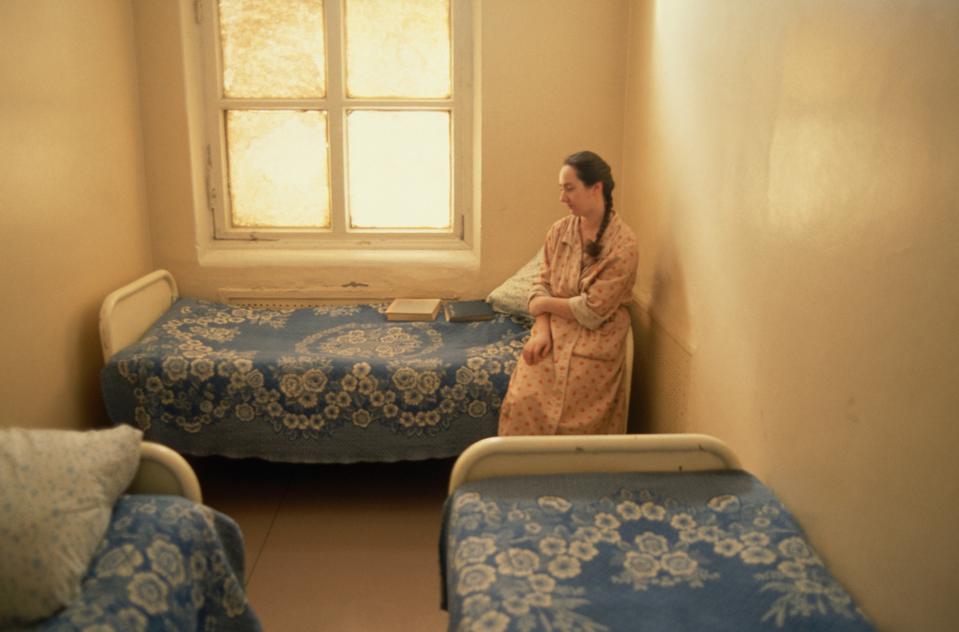 Paciente en una habitación de hospital psiquiátrico