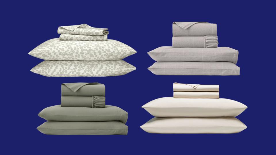 Čtyři sady listů na modrém pozadí.