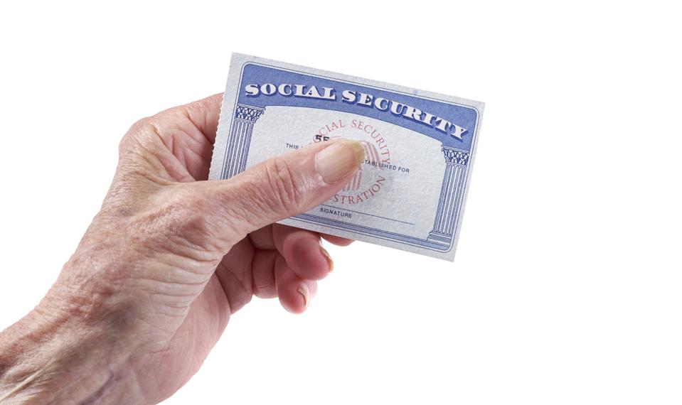 Tarjeta de Seguro Social: Mujer mayor sosteniendo la tarjeta en la mano sobre fondo blanco