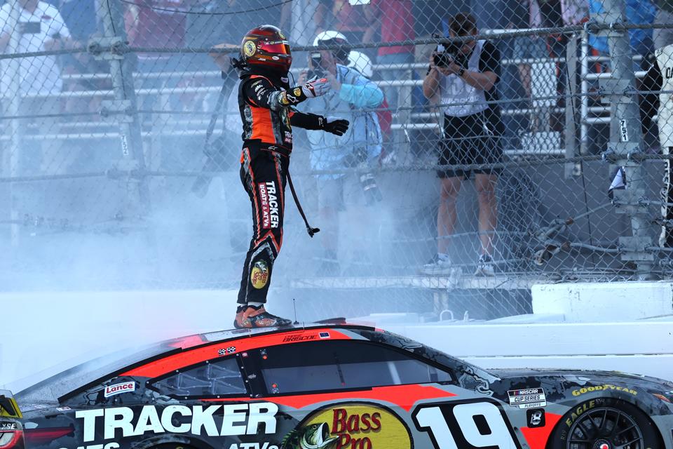 AUTO: OCT 19 NASCAR Cup Series YellaWood 500