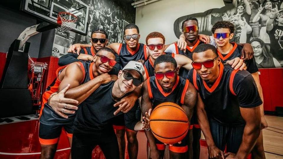 सैन डिएगो स्टेट एज़्टेक पुरुषों के बास्केटबॉल कार्यक्रम के साथ चेस फिशर।