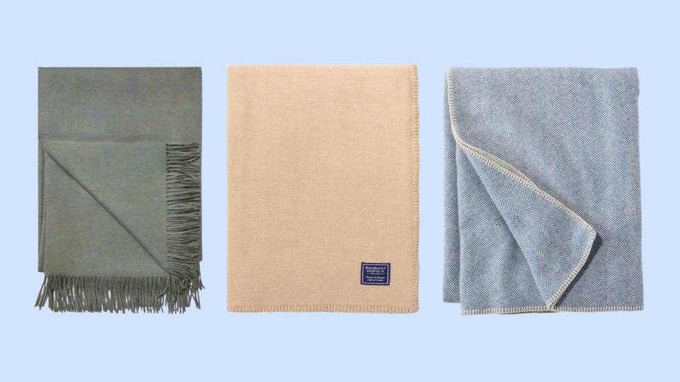 Tři vlněné přikrývky na světle modrém pozadí.