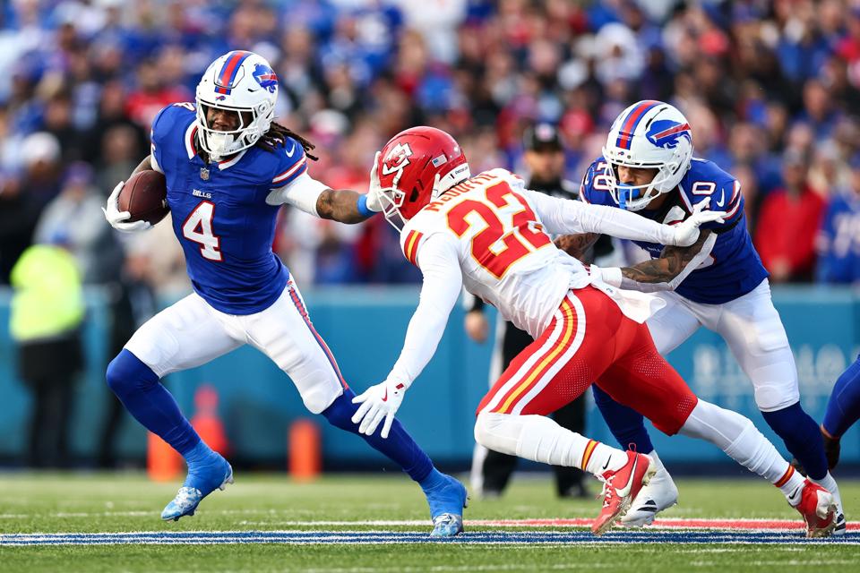 जेम्स कुक चीफ्स के खिलाफ बचाव के लिए दौड़ते हैं।