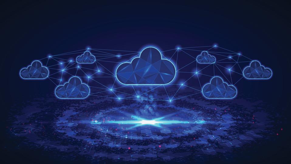 Cloud computing : illustration de plusieurs symboles cloud représentant un environnement multicloud.