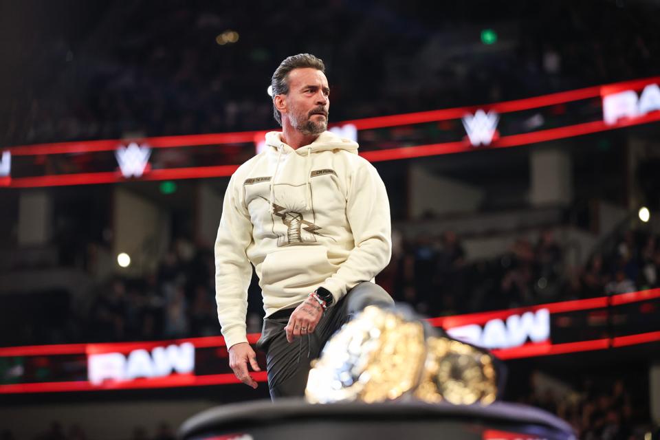 सोमवार की रात रॉ