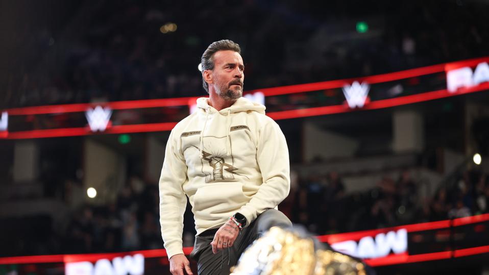 सोमवार की रात रॉ